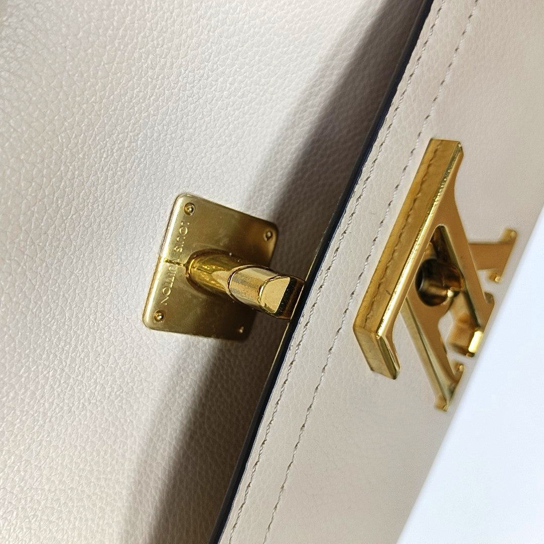 LOUIS VUITTON LOCKME TENDER Khaki Leather Single Shoulder Bag Crossbody Shoulder Bag 2 Removable Shoulder Straps Golden Hardware Complete Accessories-(SKU)-970899092