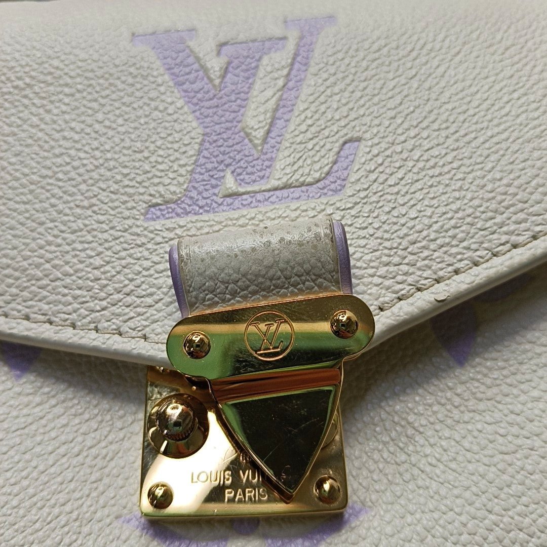 LOUIS VUITTON MÉTIS EAST WEST White Leather Monogram Embossed Messenger Bag Crossbody Tote Bag Shoulder Bag Golden Hardware Removable Shoulder Strap-(SKU)-963714224