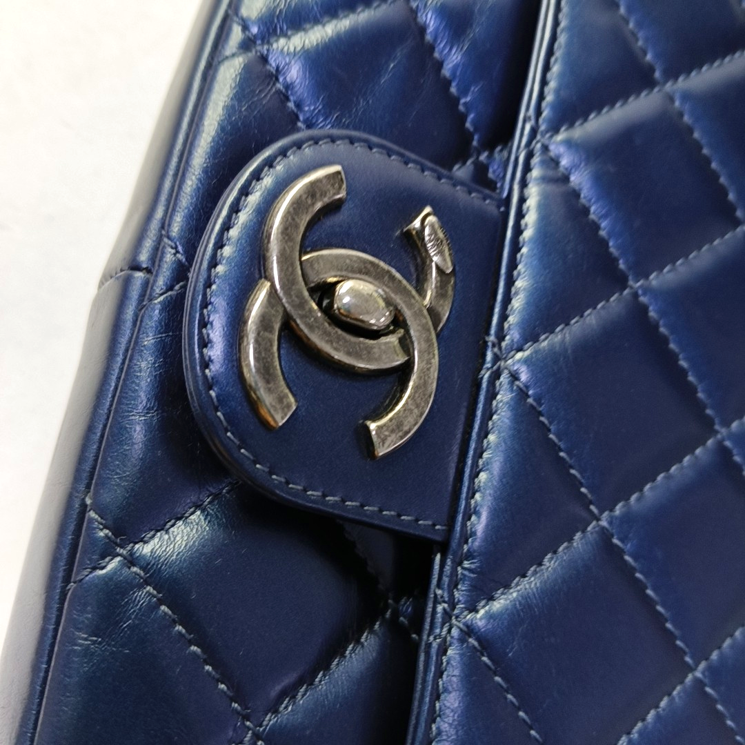 CHANEL CLASSIC FLAP Medium Dark Blue Calfskin Quilted Matelassé Shoulder Bag Rutenium Hardware 22 Clasp-(SKU)-946534415