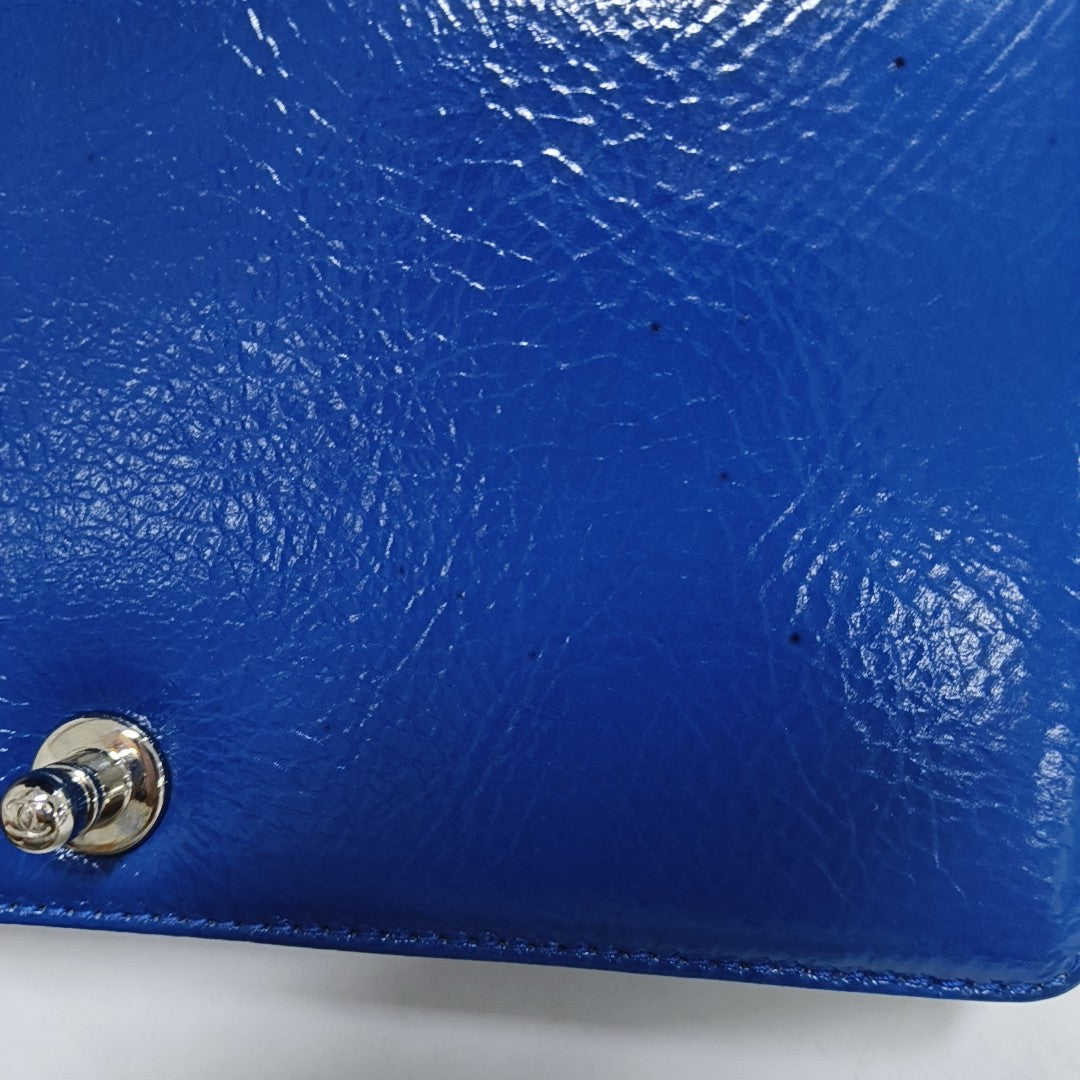 CHANEL BOY CHANEL Medium Blue Patent Calfskin Quilted V Crossbody Shoulder Bag Silver and Blue Hardware 25 Opening Removable Shoulder Strap-(SKU)-958774113