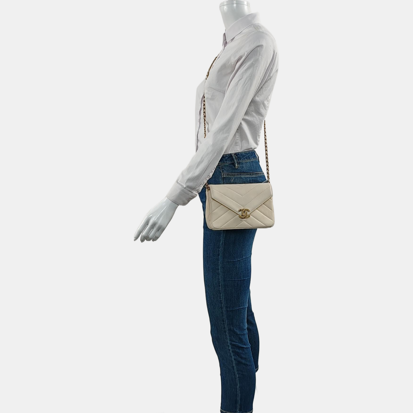 CHANEL THREAD AROUND White Lamb Skin Quilted V Pattern Shoulder Bag Crossbody Bag Gold Hardware 22 Opening Pockets-(SKU)-966841707