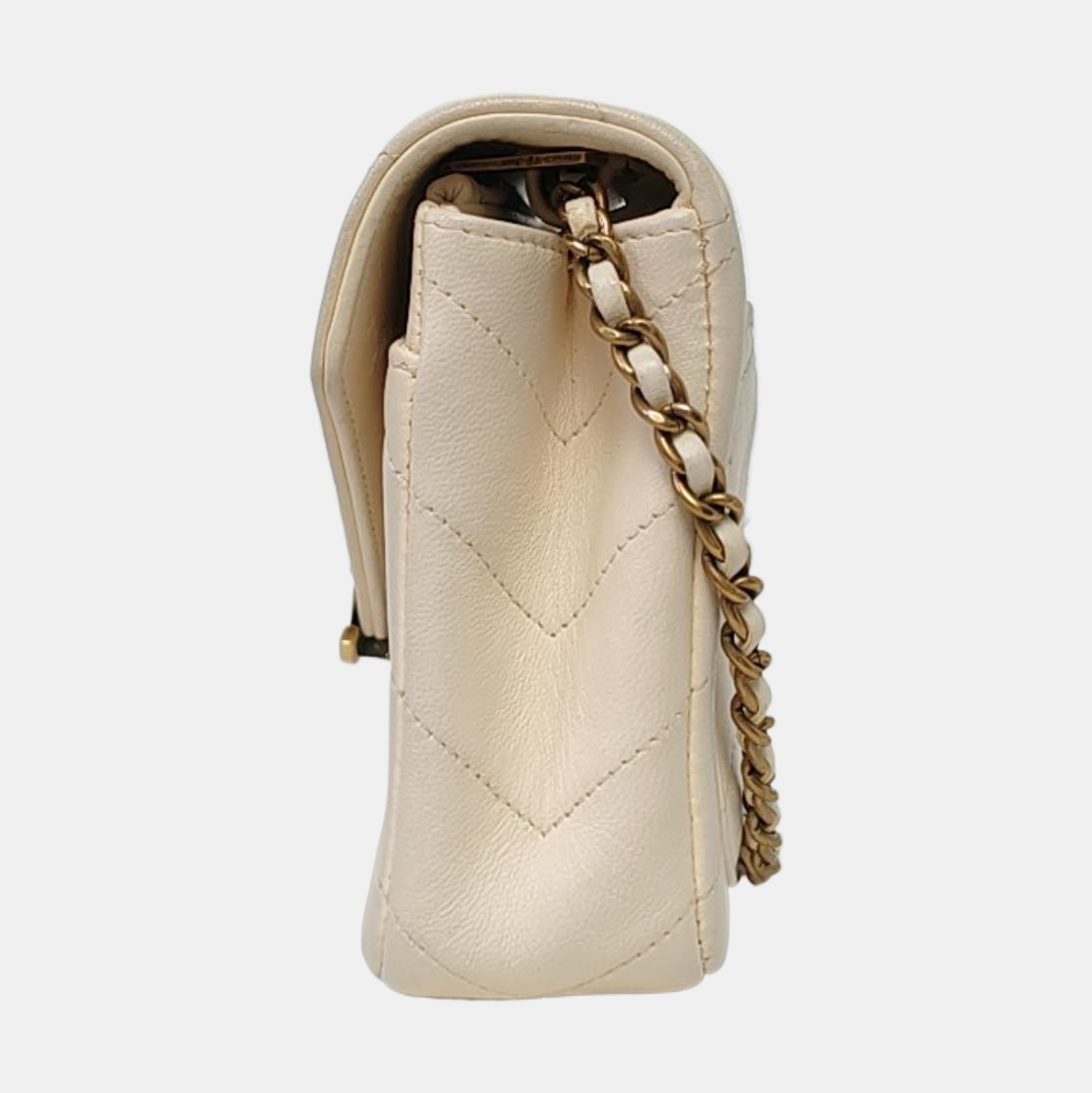 CHANEL THREAD AROUND White Lamb Skin Quilted V Pattern Shoulder Bag Crossbody Bag Gold Hardware 22 Opening Pockets-(SKU)-966841707