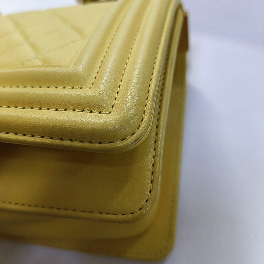 CHANEL BOY CHANEL Small Size Yellow Calfskin Quilted Diagonal Bag, Shoulder Bag with Detachable Strap, Golden Hardware, 27 Clasps-(SKU)-950300826