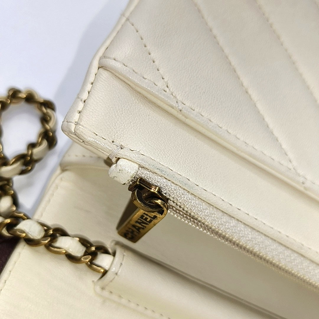 CHANEL THREAD AROUND White Lamb Skin Quilted V Pattern Shoulder Bag Crossbody Bag Gold Hardware 22 Opening Pockets-(SKU)-966841707