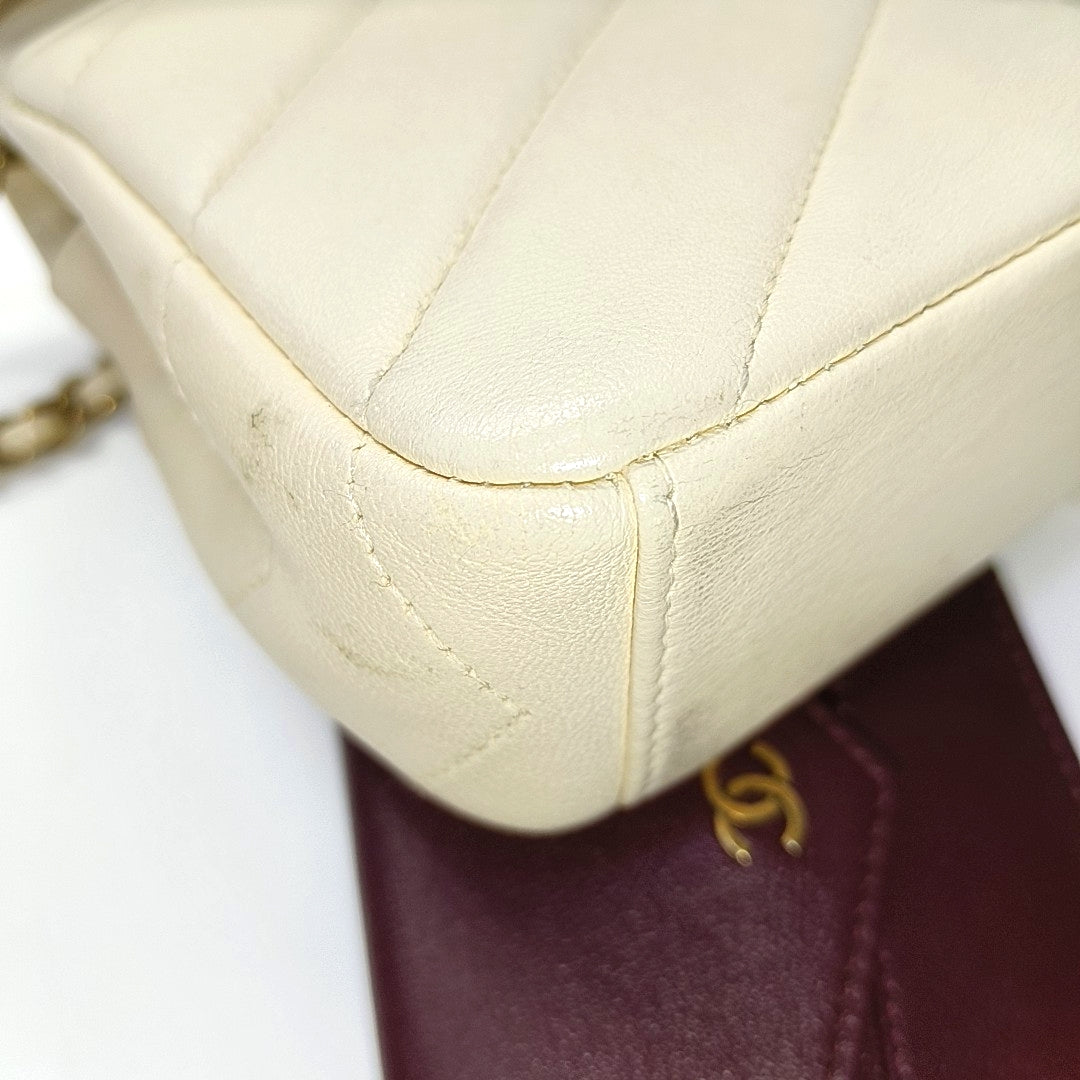 CHANEL THREAD AROUND White Lamb Skin Quilted V Pattern Shoulder Bag Crossbody Bag Gold Hardware 22 Opening Pockets-(SKU)-966841707