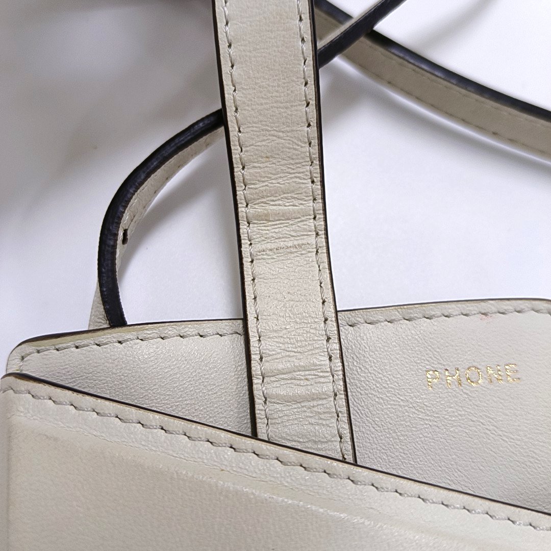 FENDI 2 Pockets White Cowhide Single Shoulder Bag Crossbody Bag Golden hardware-(SKU)-952863900