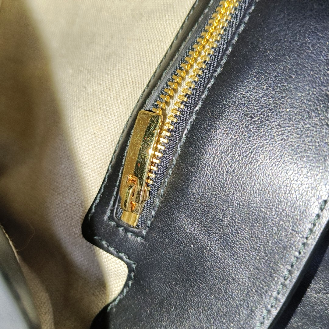 FERRAGAMO Black Leather Quilted Single Shoulder Bag Golden hardware-(SKU)-941505709