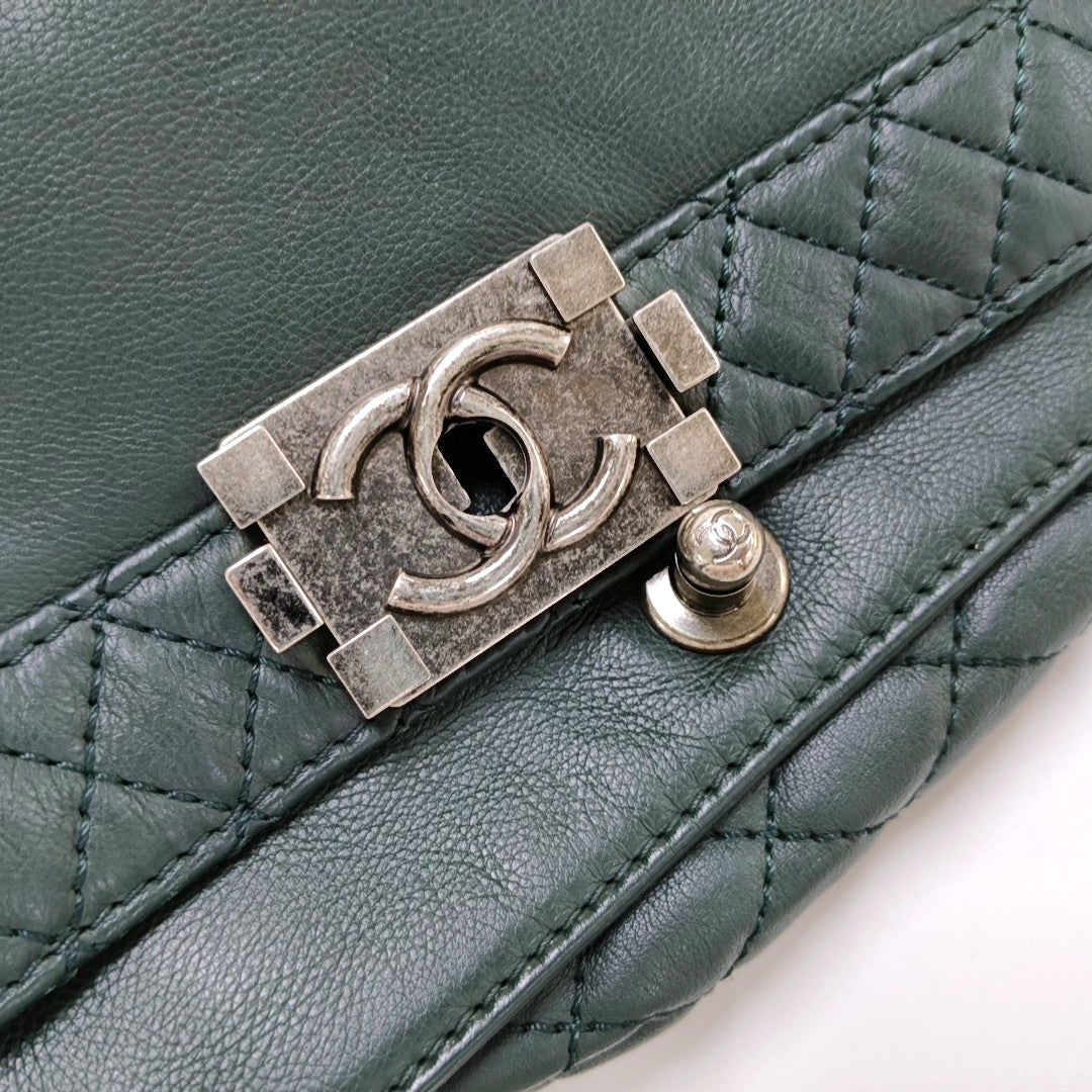 CHANEL BOY CHANEL Medium Dark Green Calfskin Leather Diamond Quilted Monogram Crossbody Shoulder Bag Rhodium Hardware 18 Clasp Removable Shoulder Strap-(SKU)-966239983