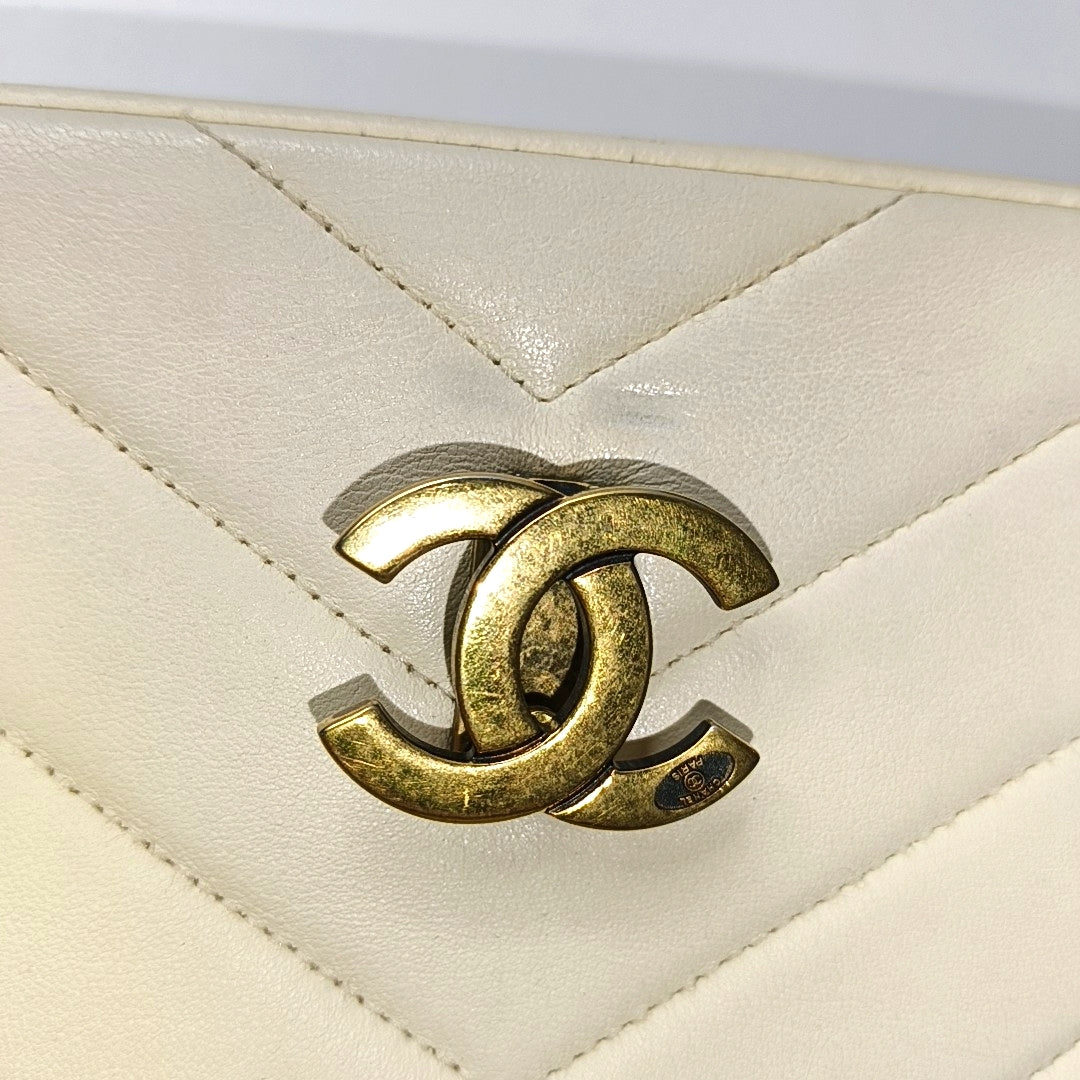 CHANEL THREAD AROUND White Lamb Skin Quilted V Pattern Shoulder Bag Crossbody Bag Gold Hardware 22 Opening Pockets-(SKU)-966841707