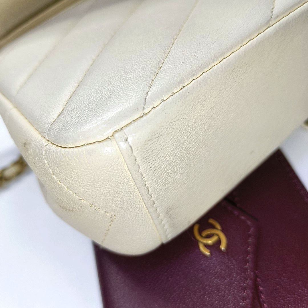CHANEL THREAD AROUND White Lamb Skin Quilted V Pattern Shoulder Bag Crossbody Bag Gold Hardware 22 Opening Pockets-(SKU)-966841707