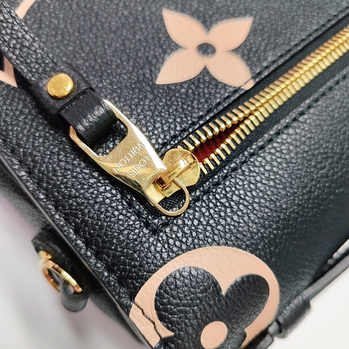 LOUIS VUITTON MÉTIS Medium Black Leather Monogram Vernis Embossed Messenger Bag Crossbody Bag Shoulder Bag Tote Bag Adjustable Strap Golden Hardware Complete Accessories-(SKU)-971187895