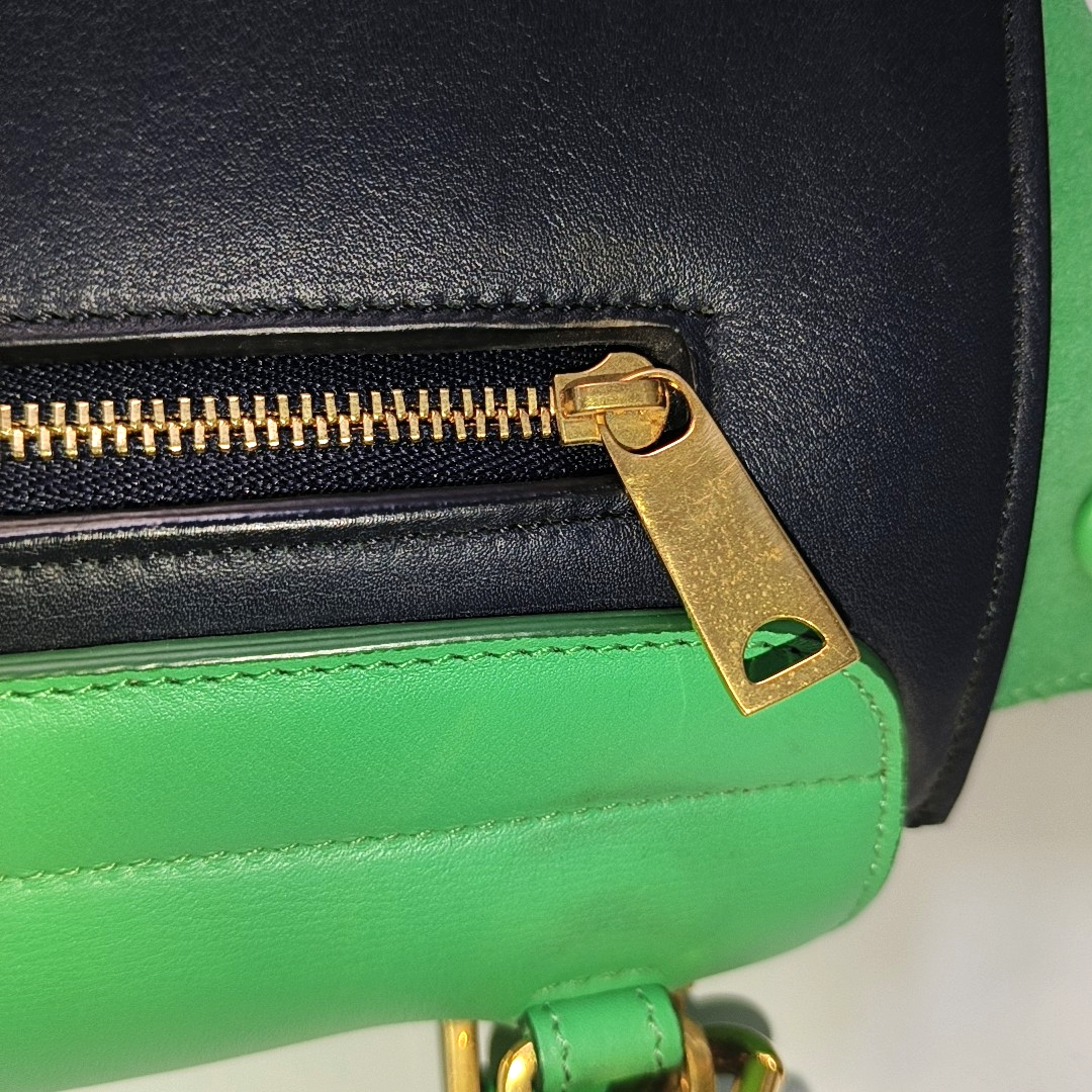 CELINE TRAPEZE Small size Green Cowhide Swing Bag Single Shoulder Bag, Crossbody Bag, Handbag Golden hardware Removable shoulder strap-(SKU)-946576410