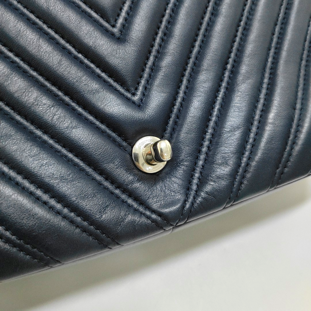 CHANEL CLASSIC FLAP Medium-sized Deep Blue Lamb Skin Quilted V Pattern Crossbody Bag Shoulder Bag 21 Clasp Silver Hardware-(SKU)-960583335