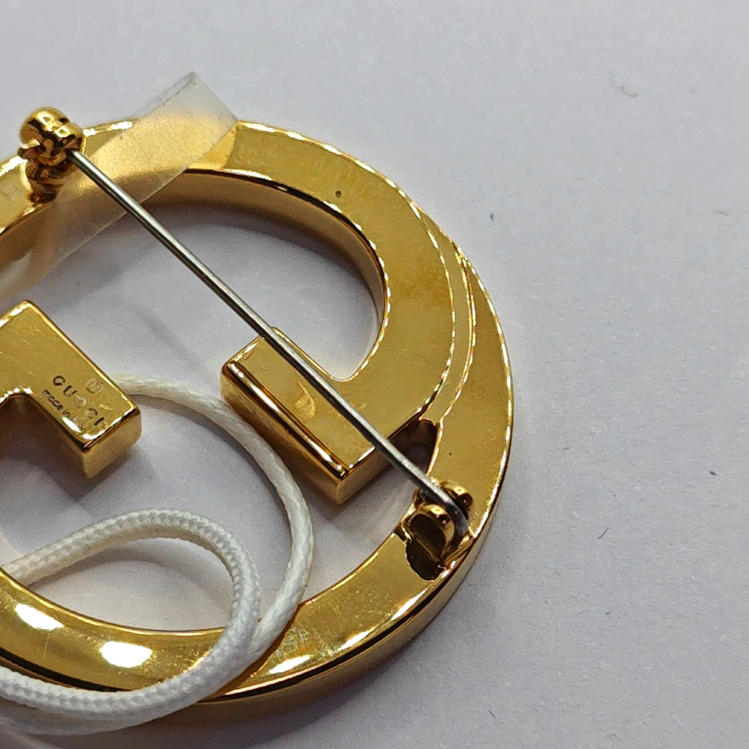 GUCCI 金色合金LOGO胸针-(SKU)-944019735