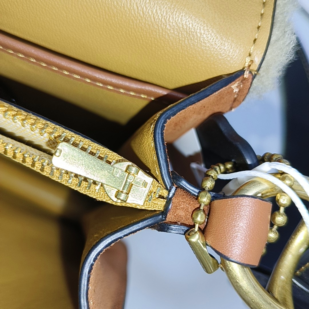 COACH BEAT Beige Fabric Stud Single Shoulder Bag Crossbody Bag Golden hardware shoulder straps-(SKU)-13839887