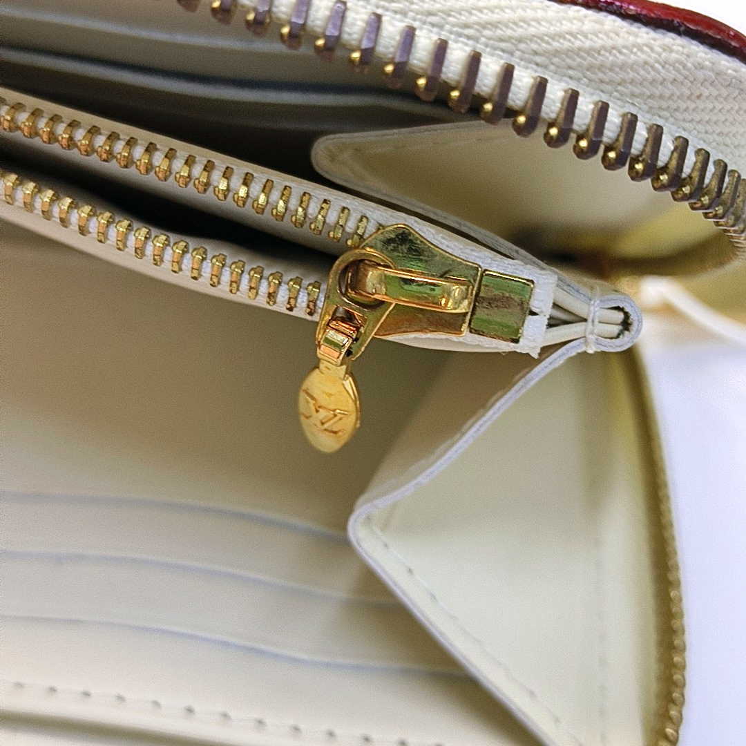 LOUIS VUITTON White Cowhide Stud Wallet Golden hardware-(SKU)-959603399