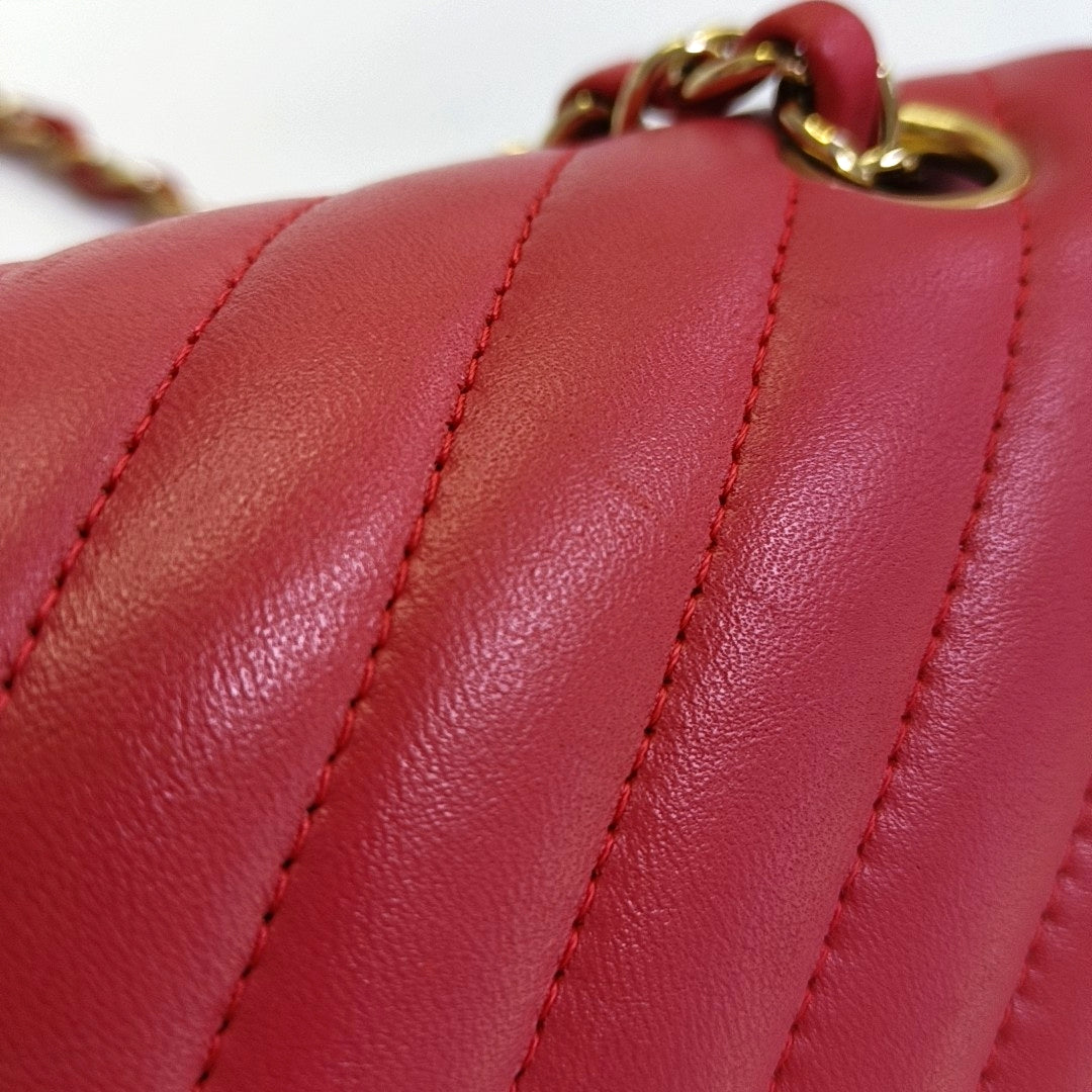 CHANEL CLASSIC FLAP Medium-sized Pink Lamb Skin Quilted V Pattern Crossbody Bag Shoulder Bag 24 Clasp Golden Hardware-(SKU)-967790368