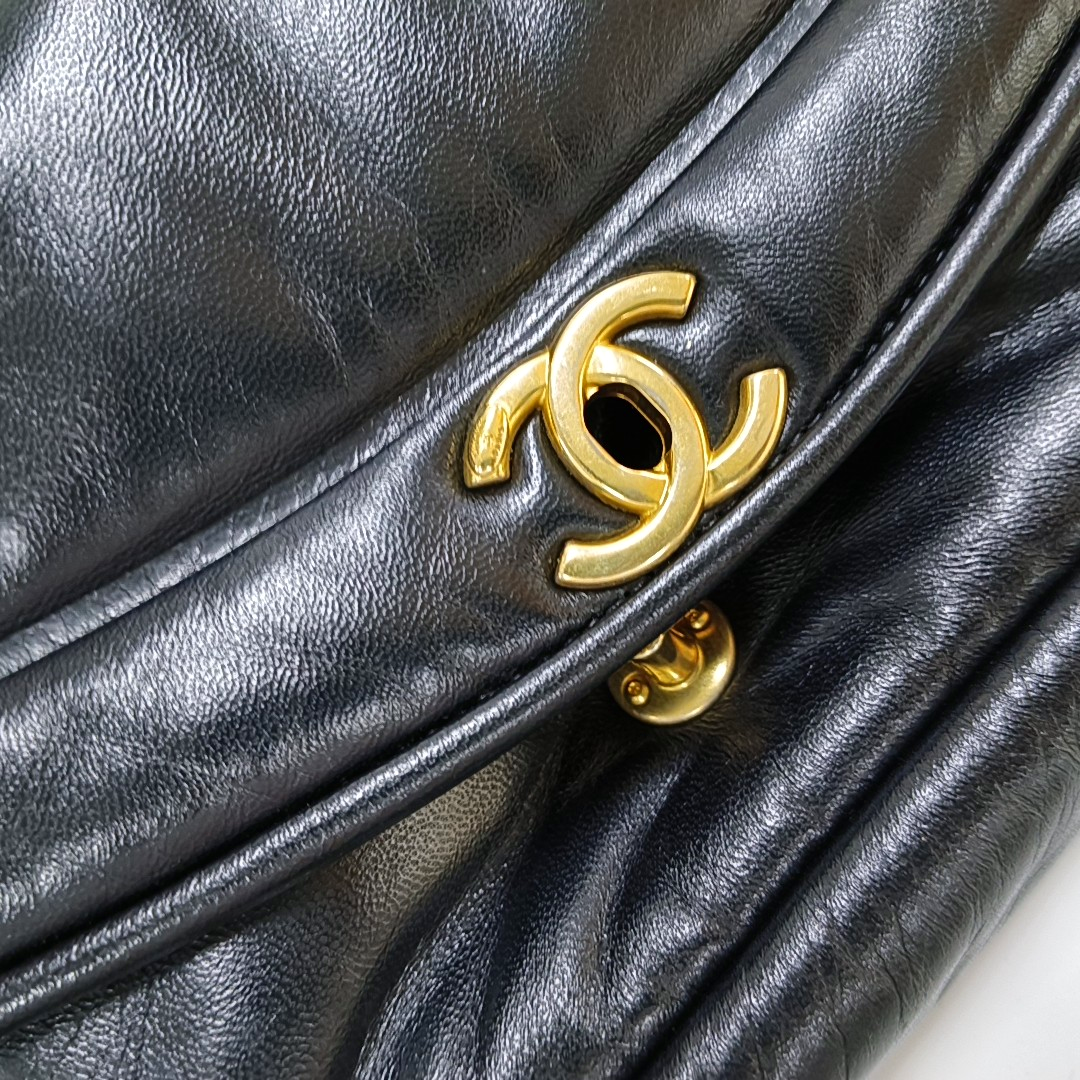 CHANEL VINTAGE PUFFY black lambskin crossbody bag shoulder bag 28 opening gold hardware-(SKU)-964643760