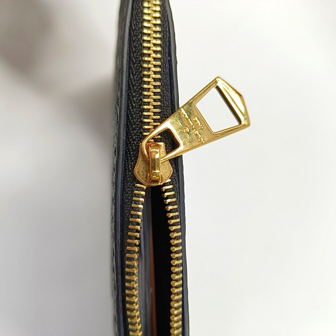 LOUIS VUITTON CARRYALL Small size black leather Monogram embossed black samurai crossbody bag, gold hardware, interior pocket, removable shoulder strap, complete accessories-(SKU)-967863888