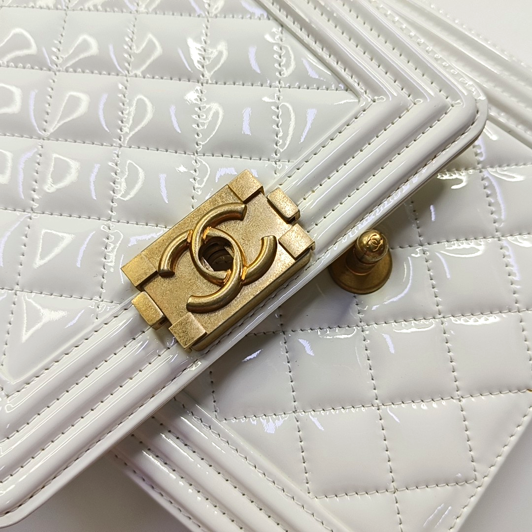 CHANEL BOY CHANEL White Patent Leather Quilted Shoulder Bag Crossbody Bag Gold Hardware 26 Clasp Detachable Strap-(SKU)-963892900