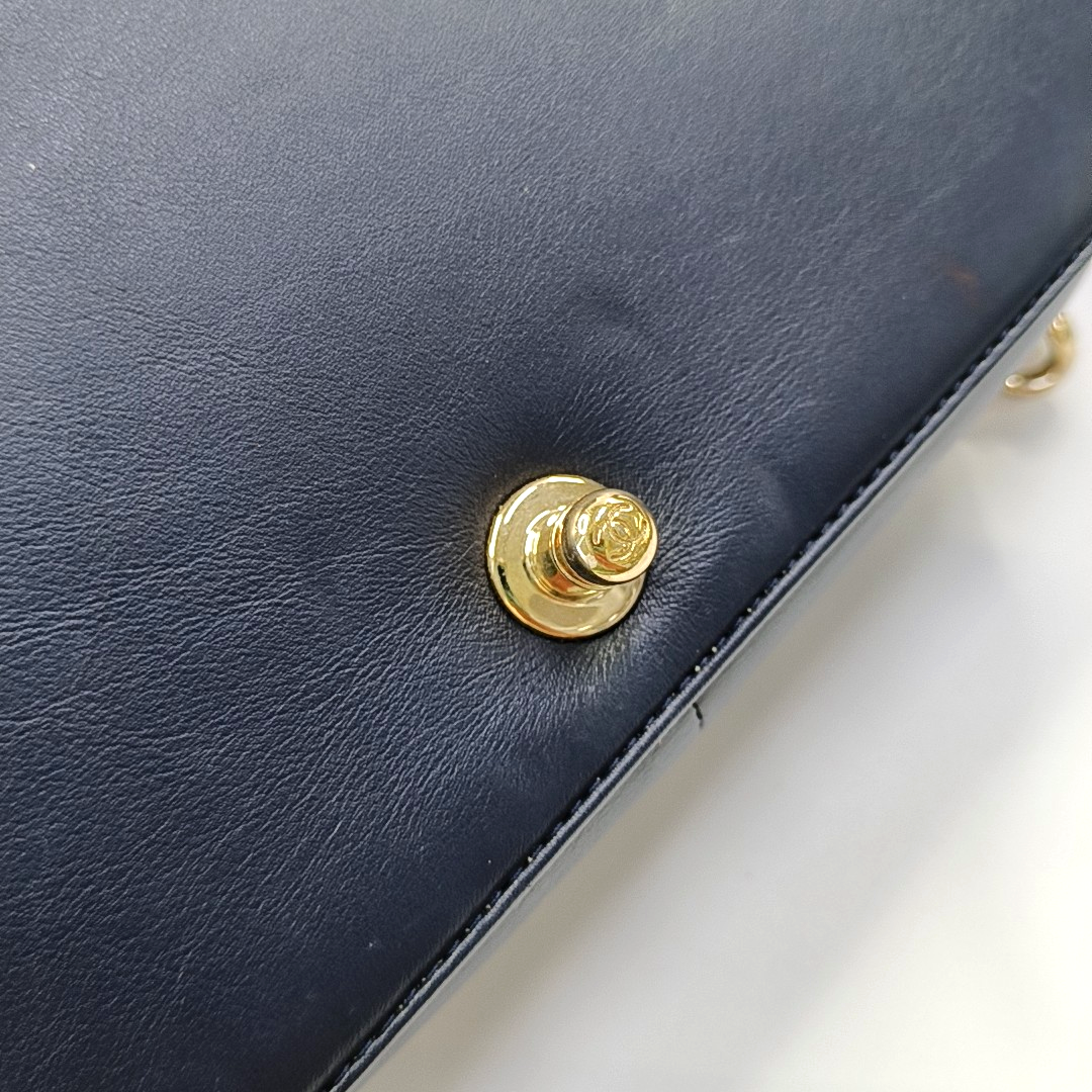 CHANEL BOY CHANEL Medium Deep Blue Leather Grained Crossbody Bag Single Shoulder Bag with Gold Hardware 25 opening Removable Strap-(SKU)-957834137