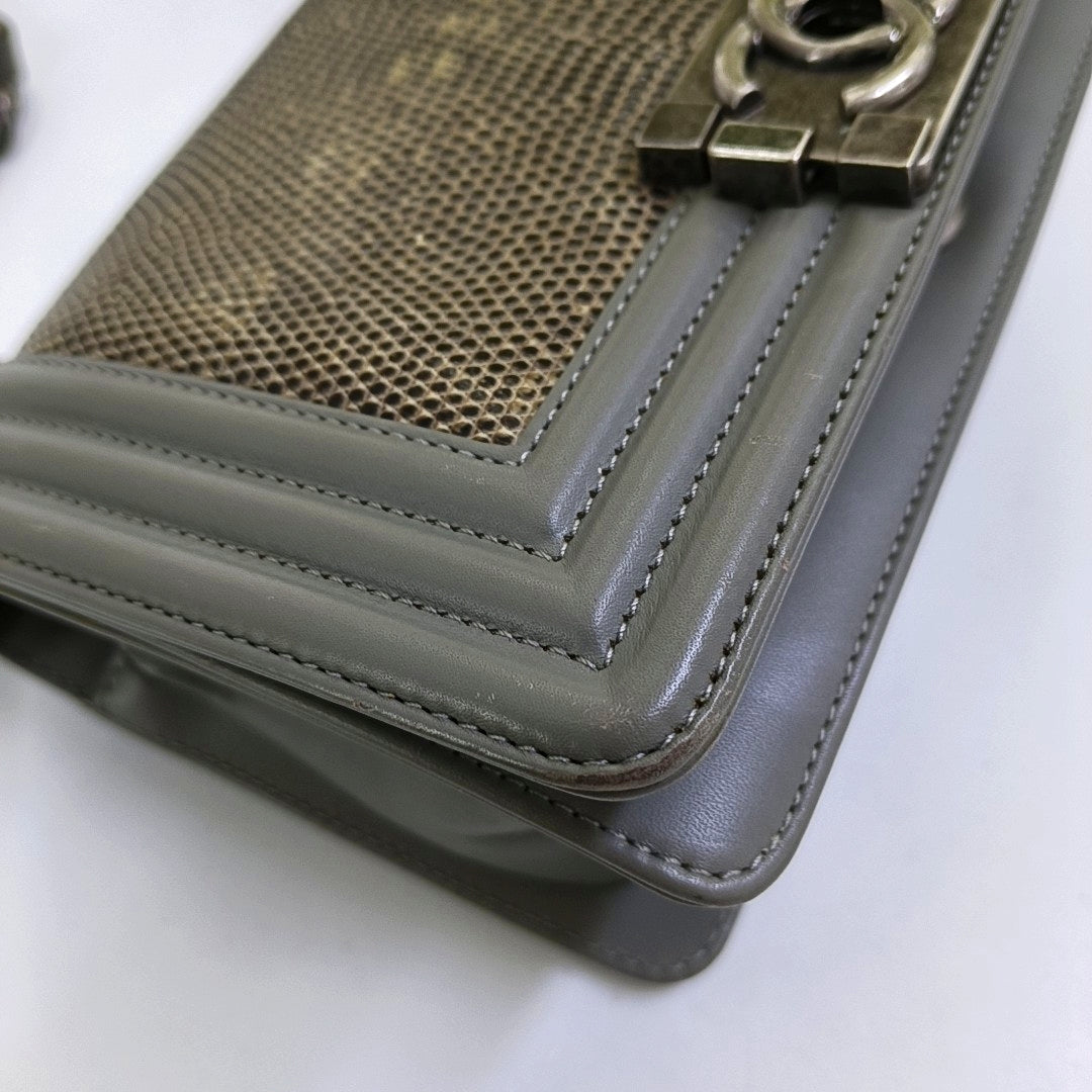 CHANEL BOY CHANEL small size grey lizard skin quilted crossbody bag with 19 chain links, palladium hardware, detachable strap-(SKU)-967359971