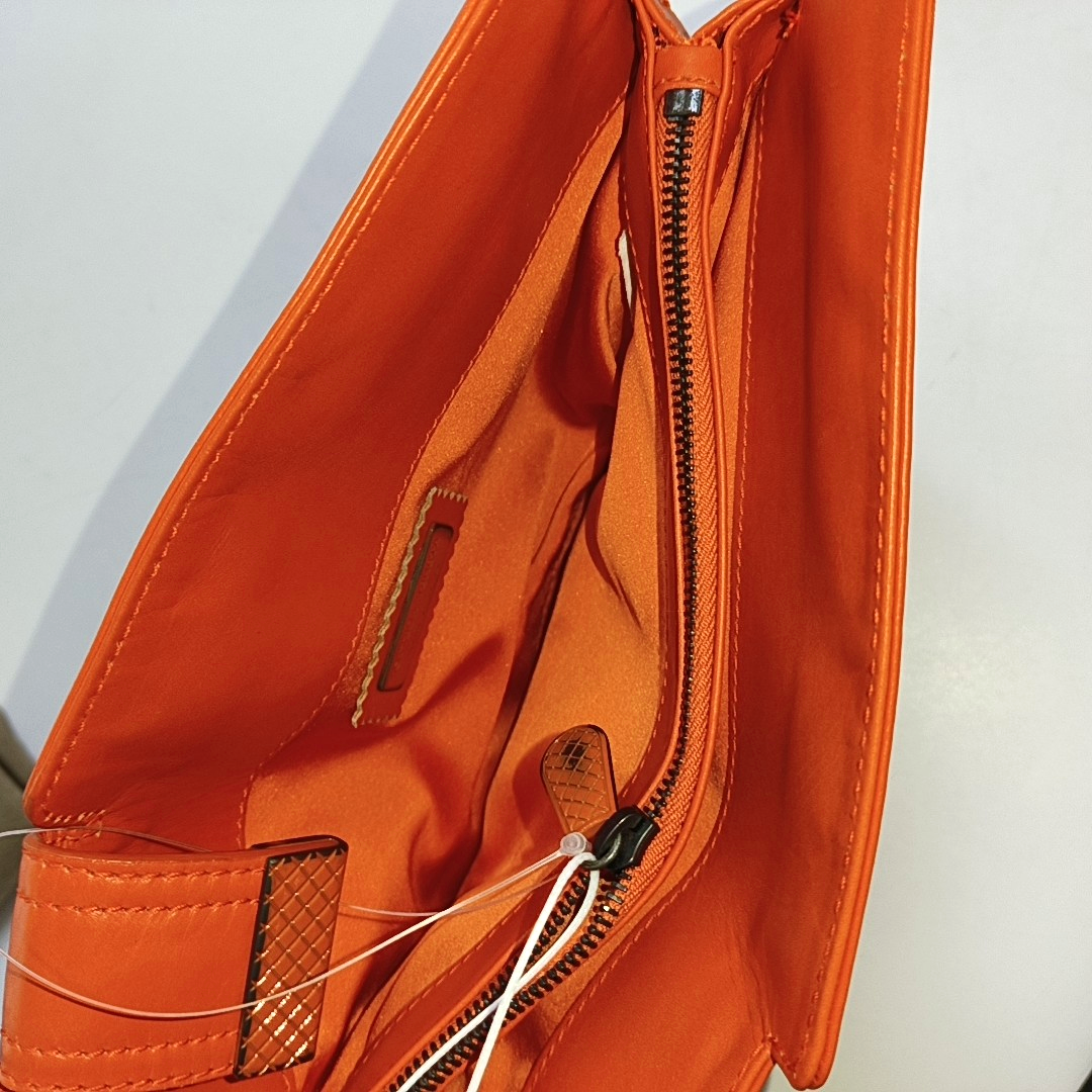 BOTTEGA VENETA Orange Calfskin Handbag Black hardware-(SKU)-942213251