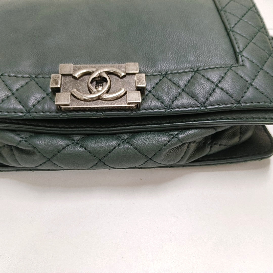 CHANEL BOY CHANEL Medium Dark Green Calfskin Leather Diamond Quilted Monogram Crossbody Shoulder Bag Rhodium Hardware 18 Clasp Removable Shoulder Strap-(SKU)-966239983