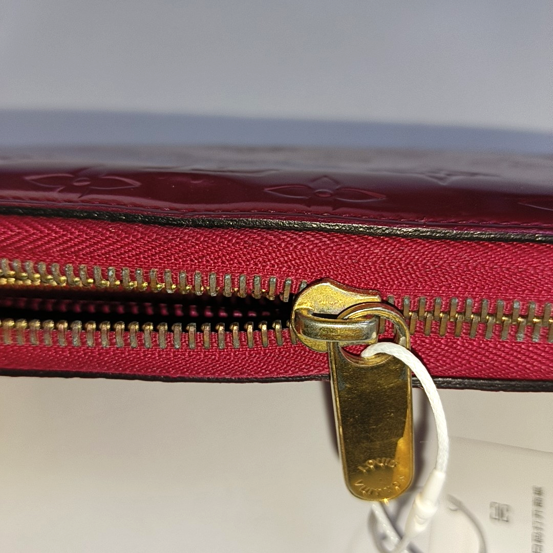 LOUIS VUITTON Fuchsia Patent Leather Crinkled Wallet Golden hardware-(SKU)-939810629