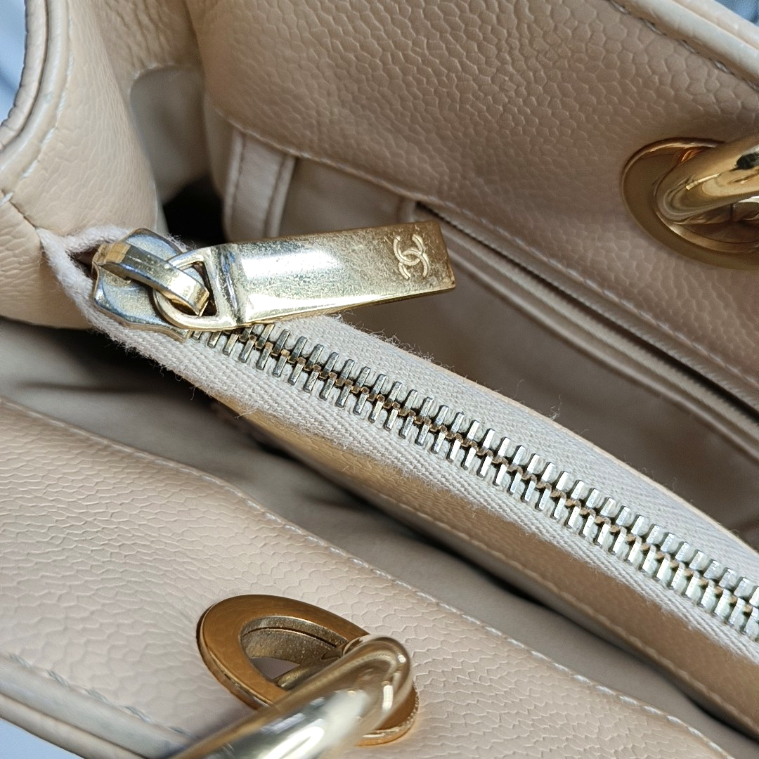 CHANEL CHANEL GST Large Beige Calfskin Quilted Lambskin Leather Chain Shoulder Bag Handbag Gold Hardware 19 Clasp-(SKU)-960372064