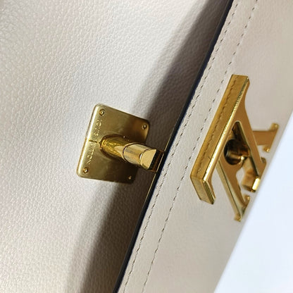 LOUIS VUITTON LOCKME TENDER Khaki Leather Single Shoulder Bag Crossbody Shoulder Bag 2 Removable Shoulder Straps Golden Hardware Complete Accessories-(SKU)-970899092