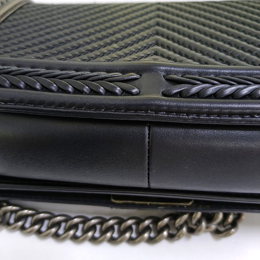 CHANEL BOY CHANEL Black Leather Quilted V-Stitch Crossbody Bag Rhodium Hardware 23 Openings Removable Strap-(SKU)-968641793