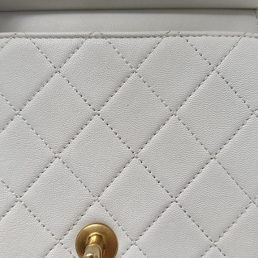 CHANEL CHIC PEARLS FLAP White Lamb Skin Quilted Single Shoulder Bag with Gold Hardware, 27 Clasp, Complete Accessories-(SKU)-959333982