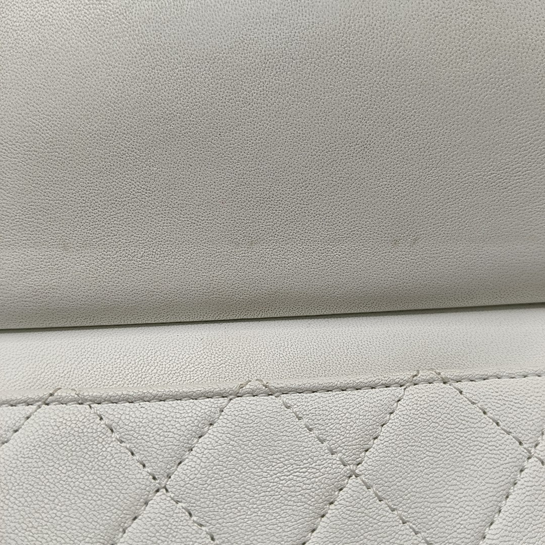 CHANEL CHIC PEARLS FLAP White Lamb Skin Quilted Single Shoulder Bag with Gold Hardware, 27 Clasp, Complete Accessories-(SKU)-959333982