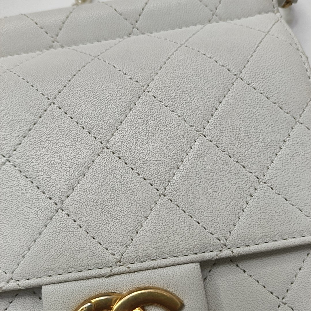 CHANEL CHIC PEARLS FLAP White Lamb Skin Quilted Single Shoulder Bag with Gold Hardware, 27 Clasp, Complete Accessories-(SKU)-959333982