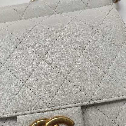 CHANEL CHIC PEARLS FLAP White Lamb Skin Quilted Single Shoulder Bag with Gold Hardware, 27 Clasp, Complete Accessories-(SKU)-959333982