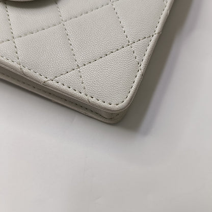 CHANEL CHIC PEARLS FLAP White Lamb Skin Quilted Single Shoulder Bag with Gold Hardware, 27 Clasp, Complete Accessories-(SKU)-959333982