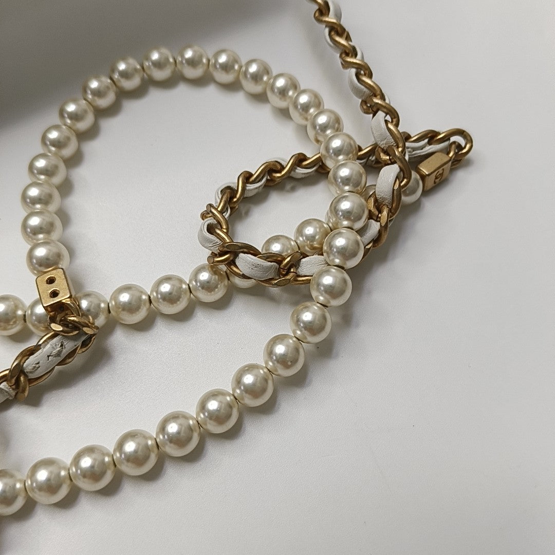 CHANEL CHIC PEARLS FLAP White Lamb Skin Quilted Single Shoulder Bag with Gold Hardware, 27 Clasp, Complete Accessories-(SKU)-959333982