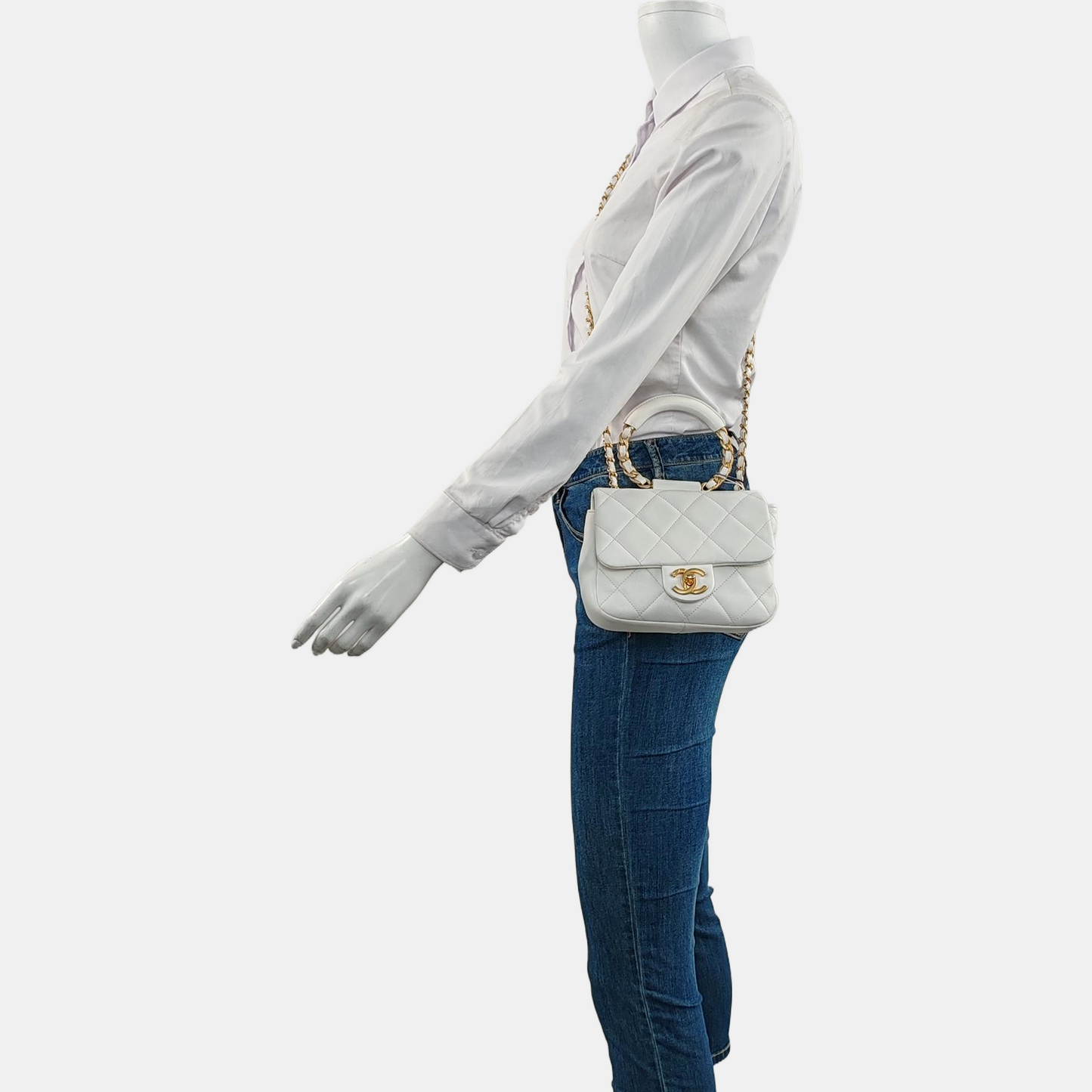 CHANEL IN THE LOOP small size white lamb skin quilted shoulder bag, crossbody bag, handbag with gold hardware and 29 chain links-(SKU)-960511606