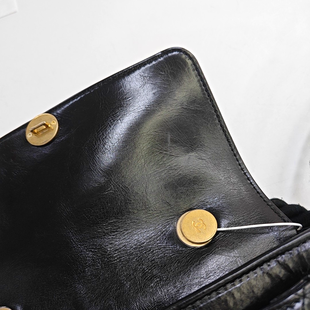 CHANEL EN VOGUE Black LambSkin Quilted Shoulder Bag Handbag with Gold Hardware, 27 Clasp-(SKU)-947279810