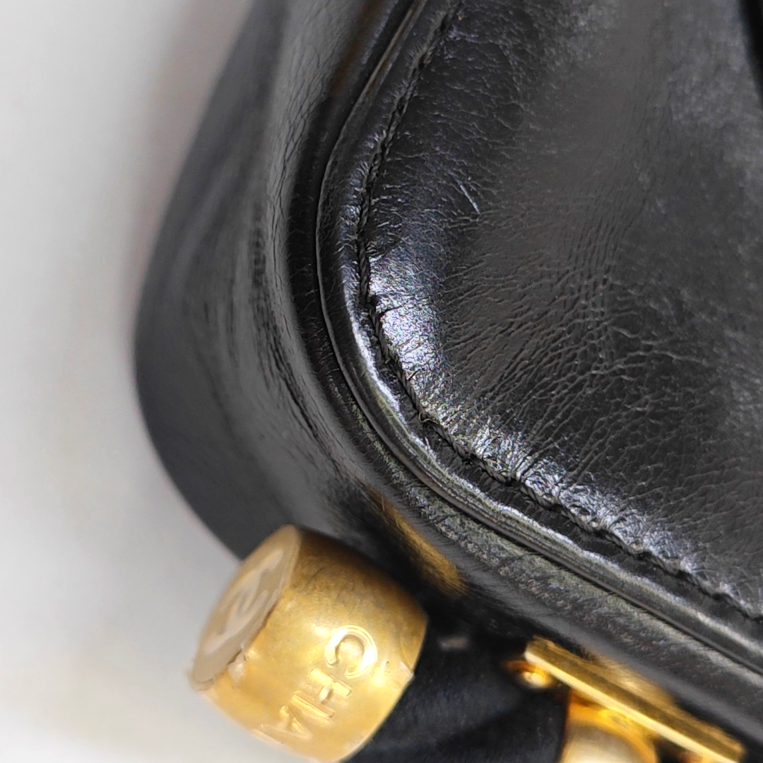 CHANEL EN VOGUE Black LambSkin Quilted Shoulder Bag Handbag with Gold Hardware, 27 Clasp-(SKU)-947279810