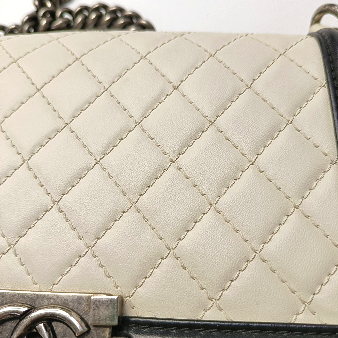 CHANEL BOY CHANEL Medium White Lamb Skin Quilted Single Shoulder Bag Detachable Strap Rhodium Hardware 18 Clasp-(SKU)-959564808