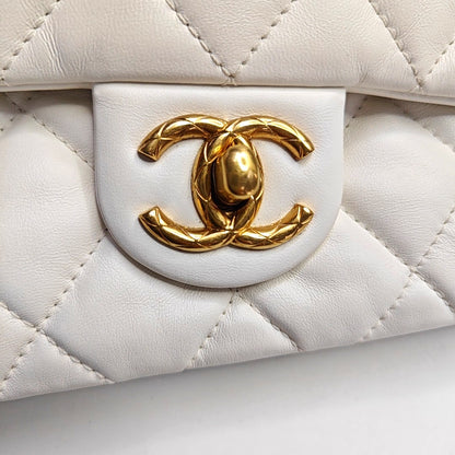 CHANEL CLASSIC FLAP white lambskin quilted diamond pattern crossbody bag shoulder bag gold hardware-(SKU)-969982719