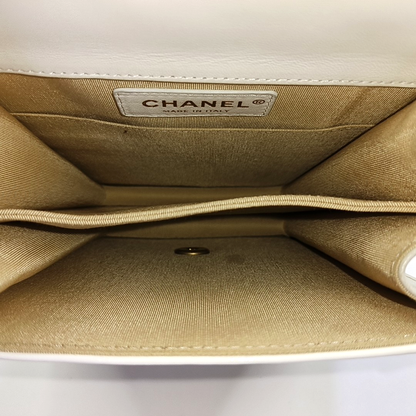 CHANEL BOY CHANEL White Patent Leather Quilted Shoulder Bag Crossbody Bag Gold Hardware 26 Clasp Detachable Strap-(SKU)-963892900