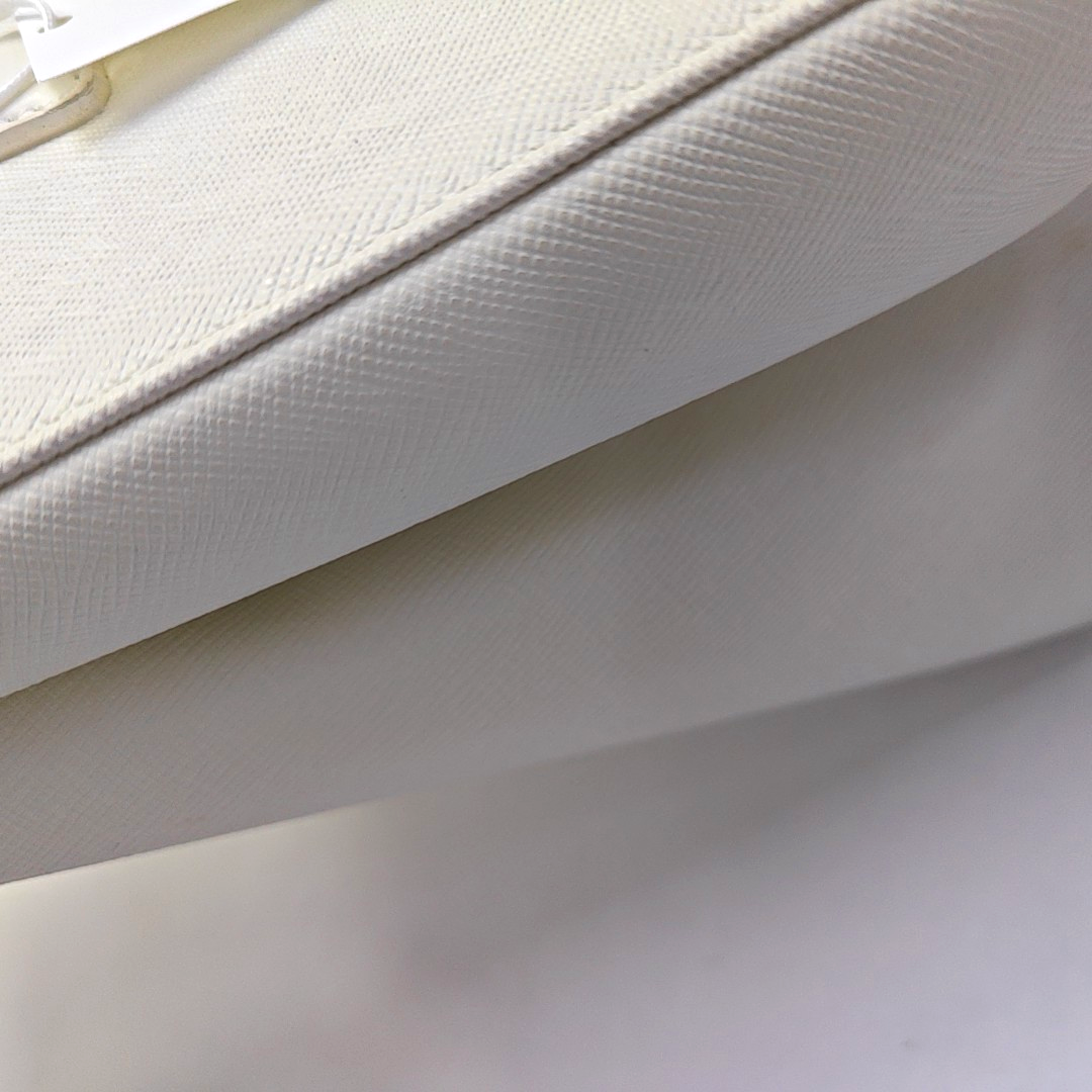 BURBERRY Tote bag Small size White Cowhide Textured Handbag Silver Hardware-(SKU)-946077428