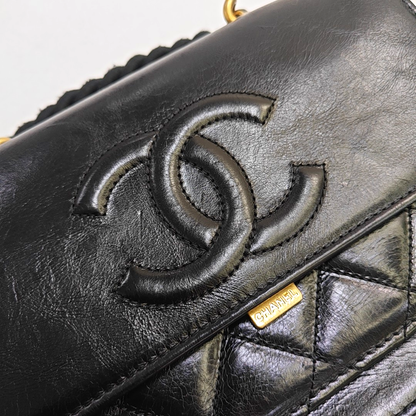 CHANEL EN VOGUE Black LambSkin Quilted Shoulder Bag Handbag with Gold Hardware, 27 Clasp-(SKU)-947279810