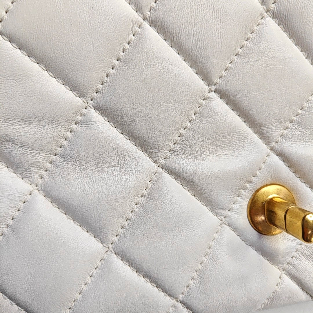 CHANEL CLASSIC FLAP white lambskin quilted diamond pattern crossbody bag shoulder bag gold hardware-(SKU)-969982719