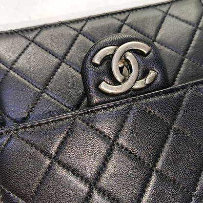 CHANEL CLASSIC VERTICAL PEARL Small Size Black Lamb Skin Quilted Crossbody Shoulder Bag Silver Hardware 29 Clasp-(SKU)-957700212