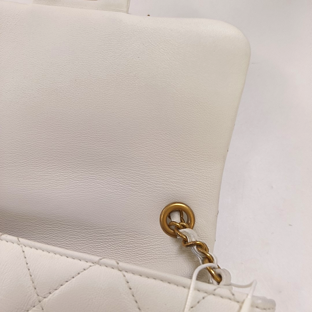 CHANEL IN THE LOOP small size white lamb skin quilted shoulder bag, crossbody bag, handbag with gold hardware and 29 chain links-(SKU)-960511606