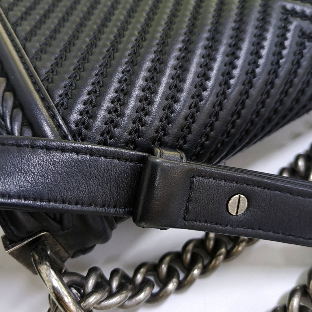 CHANEL BOY CHANEL Black Leather Quilted V-Stitch Crossbody Bag Rhodium Hardware 23 Openings Removable Strap-(SKU)-968641793
